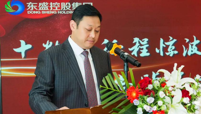 十数载征程惊波澜，品质如一；聚众志踔厉筑基业，德信为本